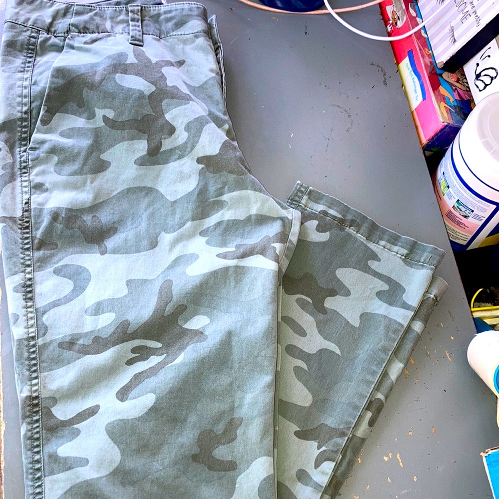 Gap women’s 6 girlfriend chino camo pant